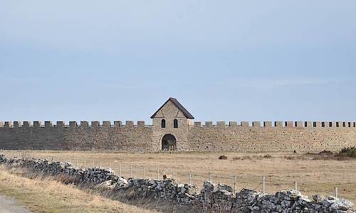 Eketorps borg med porten som blev klar 2015. Foto Mats Neander