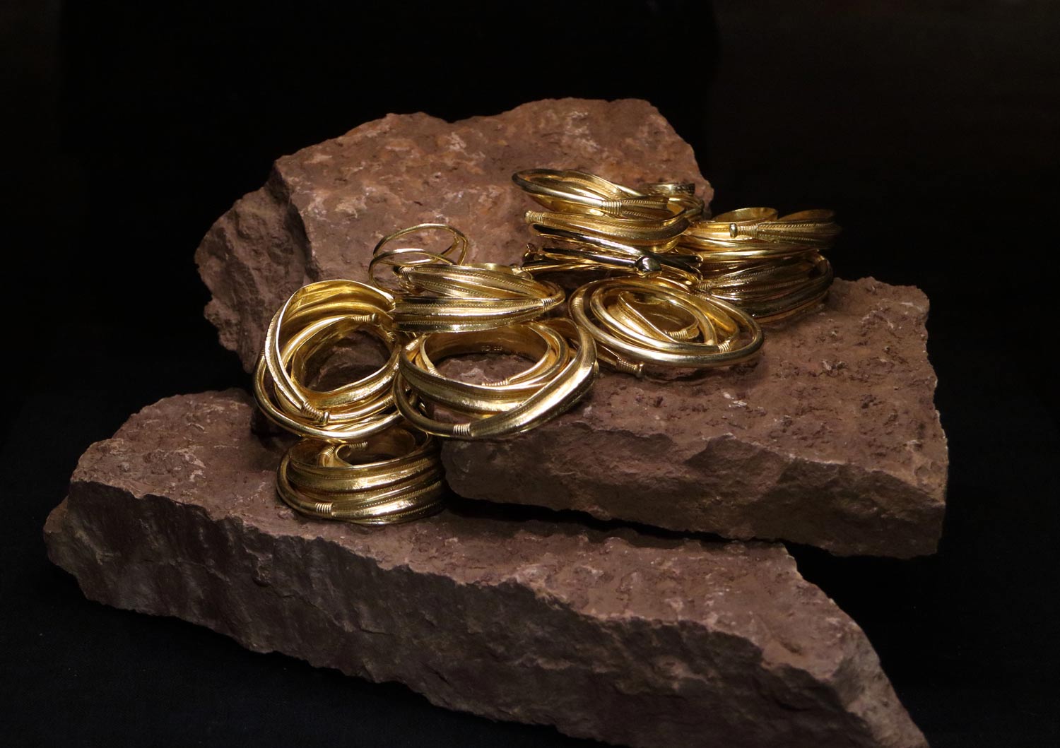 Kopia av guldringar hittade i Skedemosse