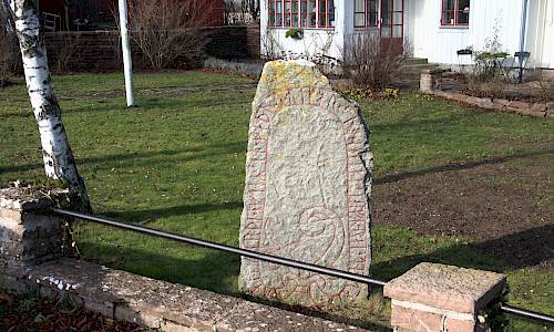 Runstenen söder om bron. Foto: Stefan Svenaeus 2014