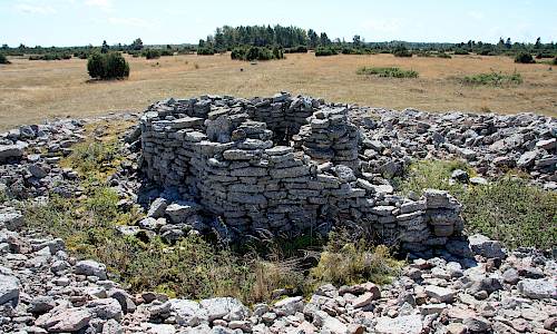 Gravröse med väderskydd byggt ovanpå Foto: Stefan Svenaeus 2015