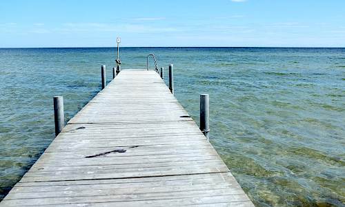 Brygga vid Bjärby badplats på östra Öland. Foto Mats Neander.