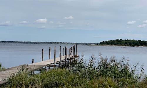 Bryggan vid Kapelluddens badplats. Foto Mats Neander.