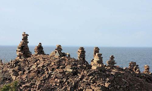 Sentida kalkstensskulpturer av skrotsten efter gammal stenbrytning Foto: Stefan Svenaeus
