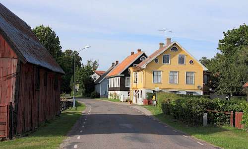 Hus i Borgholmsstil på hög källarfot. Foto: Stefan Svenaeus