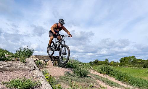MTB-cyklist droppar på Borgholms Bikepark. Foto Sally Neander.